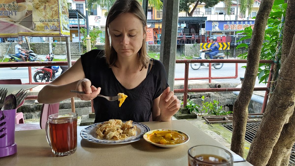 das tägliche Frühstück. Roti Canai, frisch gebackene Fladen mit Linsensauce
