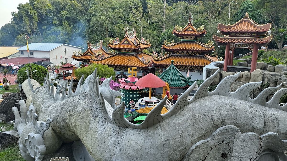 buddhistischer Tempel auf Pangkor mit Aussicht