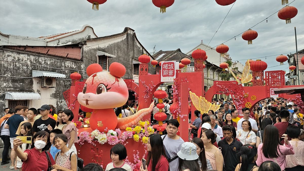 nicht zu vergessen: wir feiern natürlich IMMERNOCH Chinesisches Neujahr. Jeden Abend wieder mit Böllerei und hier mal mit einem Straßenfest